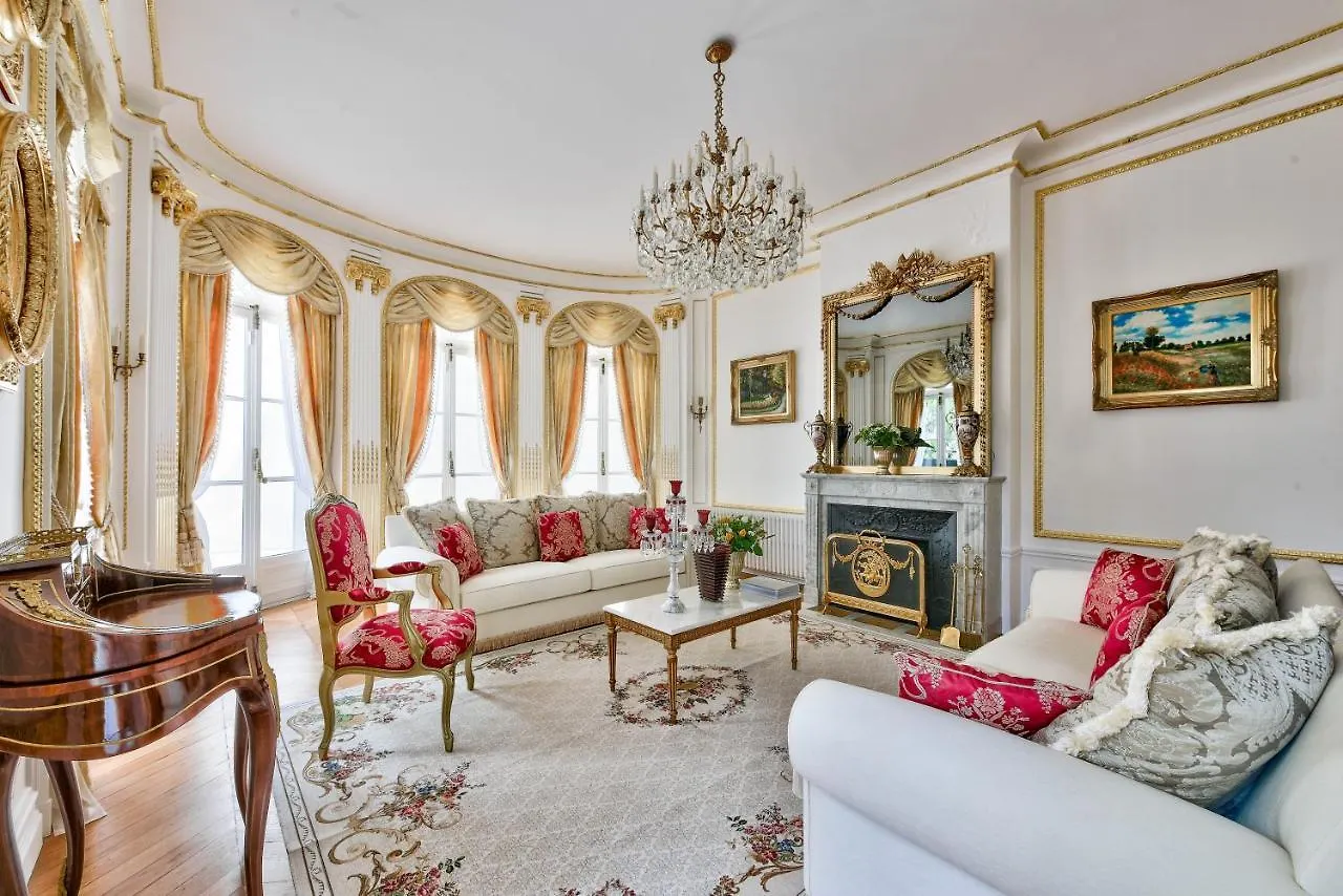 Luxury House In Paris Villa