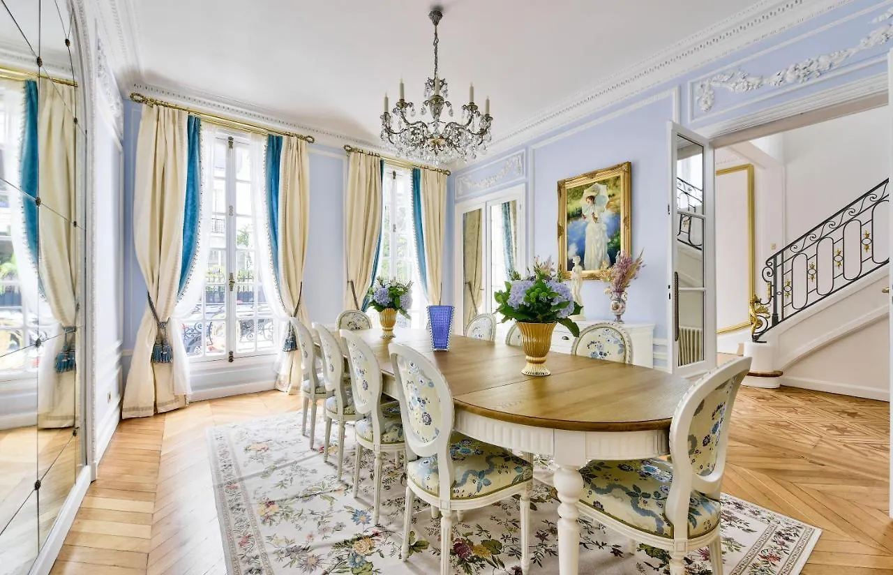 Luxury House In Paris Villa